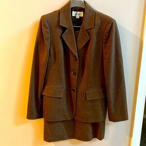Le Suit Long-Sleeved Skirt Suit Size 8 Brown Tweed Kick Pleat  3 Buttons 26” L